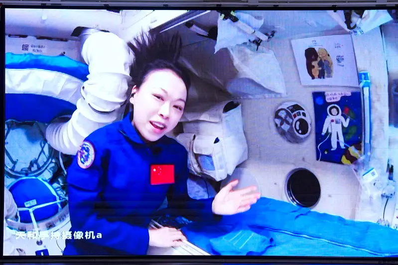 港产女太空人开课曝：太空餐有佛跳墙 睡眠区放家庭照