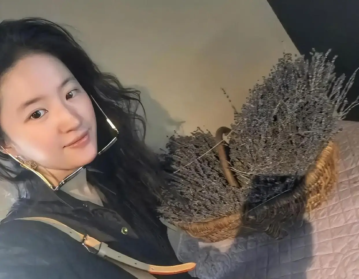 不查不知道，一查吓一跳，身价上亿的刘亦菲，私下的生活壕到离谱