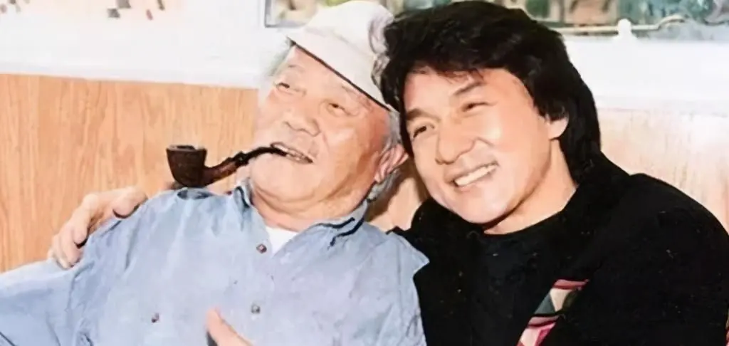 70岁成龙谈妈妈去世，用尽办法让她生，她却求死，一生太不容易