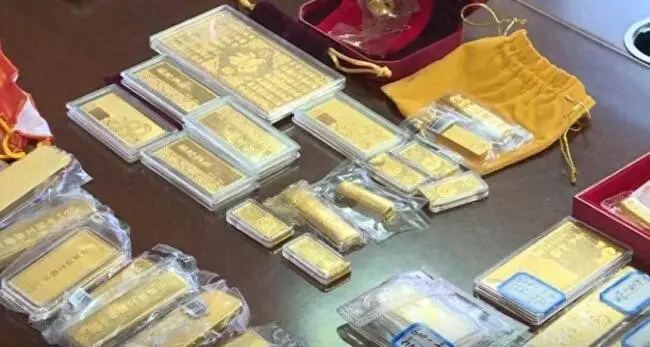 青海女高官：满屋子全是金条 办案人员数到手抖