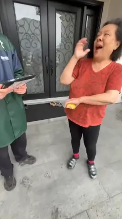 加拿大白人小哥敲开400户华人家门唱《一剪梅》, 狂赞中国人友善