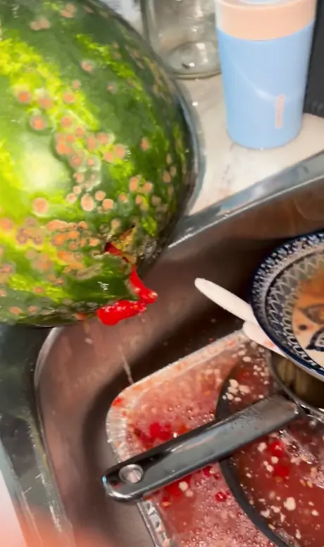 太离谱！Costco买的西瓜半夜突然“爆炸”，不到一周两个全坏