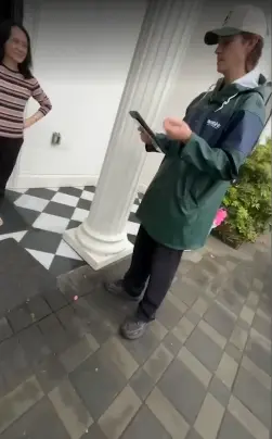 加拿大白人小哥敲开400户华人家门唱《一剪梅》, 狂赞中国人友善