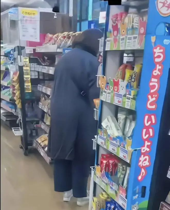 山口百惠也老了，一袭黑衣挡不住臃肿身材