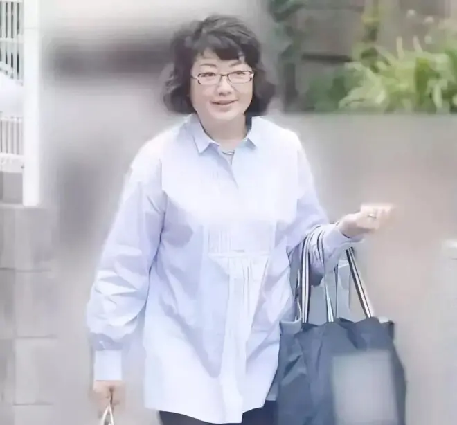山口百惠也老了，一袭黑衣挡不住臃肿身材