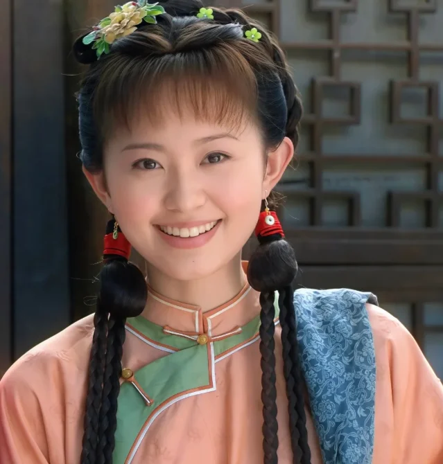 这是出演《还珠格格》里的金锁?看脸已经完全认不出来了
