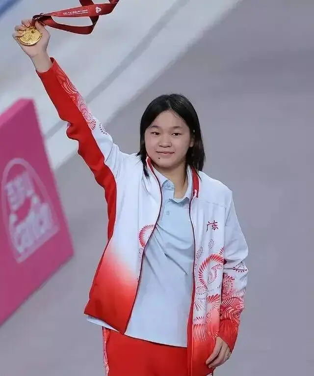 全红婵变瘦变美了！普通话更标准，头发又长又直