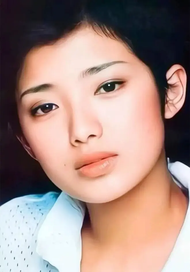 山口百惠也老了，一袭黑衣挡不住臃肿身材