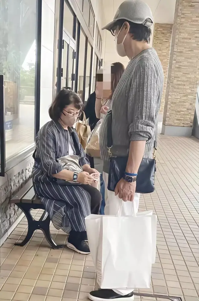 山口百惠也老了，一袭黑衣挡不住臃肿身材