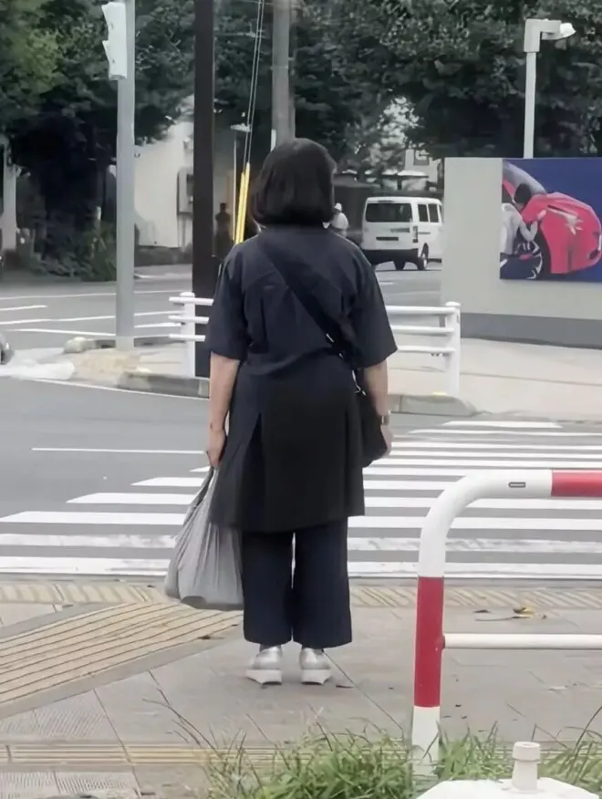 山口百惠也老了，一袭黑衣挡不住臃肿身材
