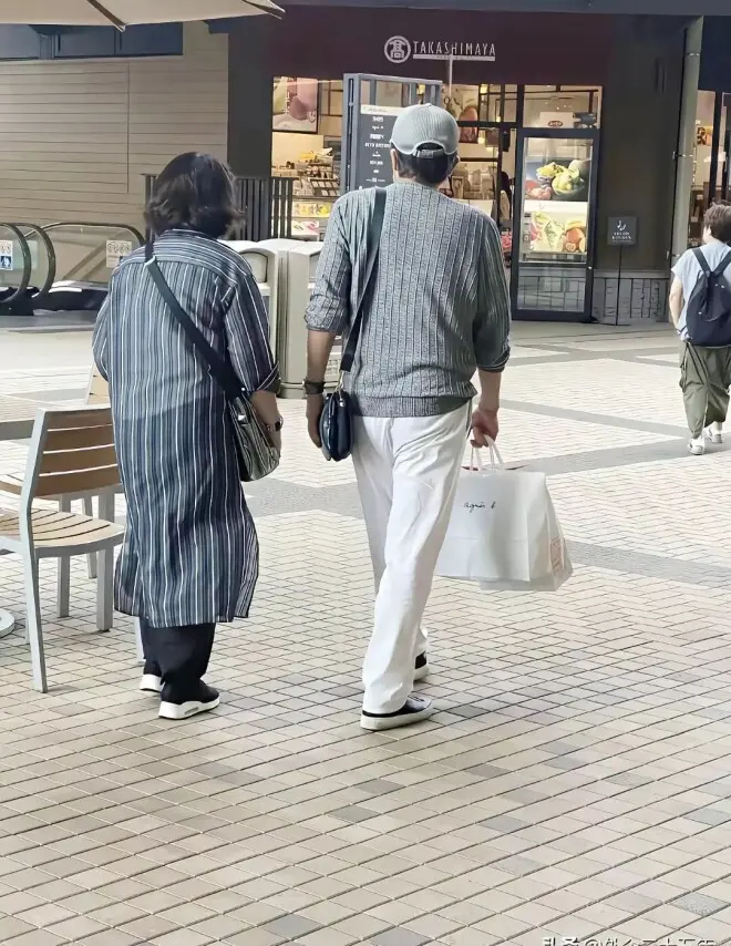 山口百惠也老了，一袭黑衣挡不住臃肿身材