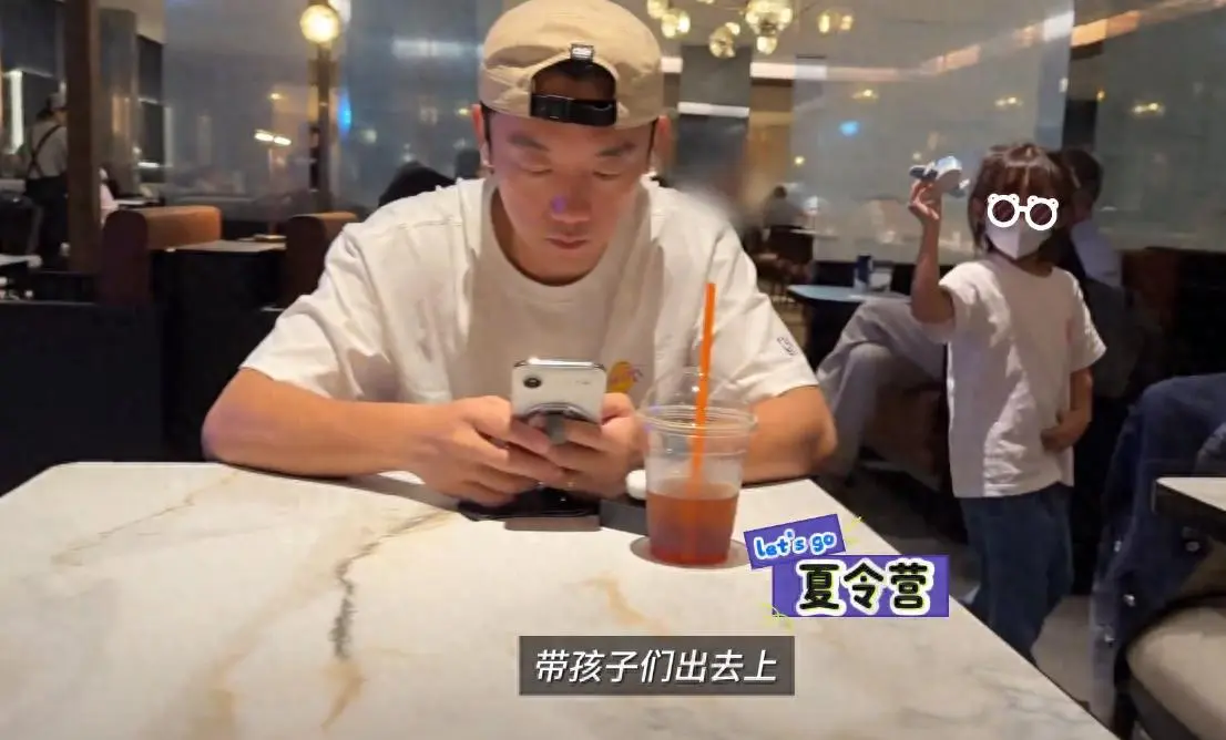 苗苗分享一家人在温哥华生活，住的是别墅，只带老大老二没带老三