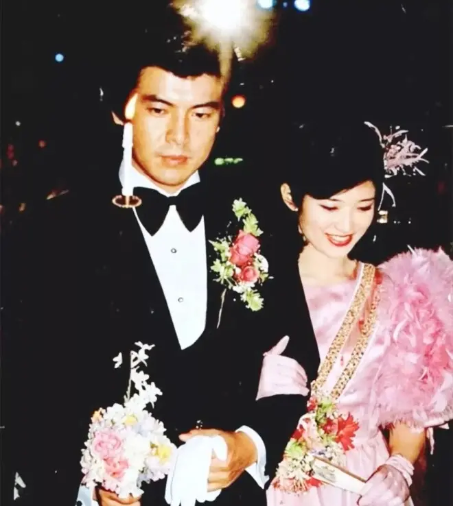 山口百惠也老了，一袭黑衣挡不住臃肿身材