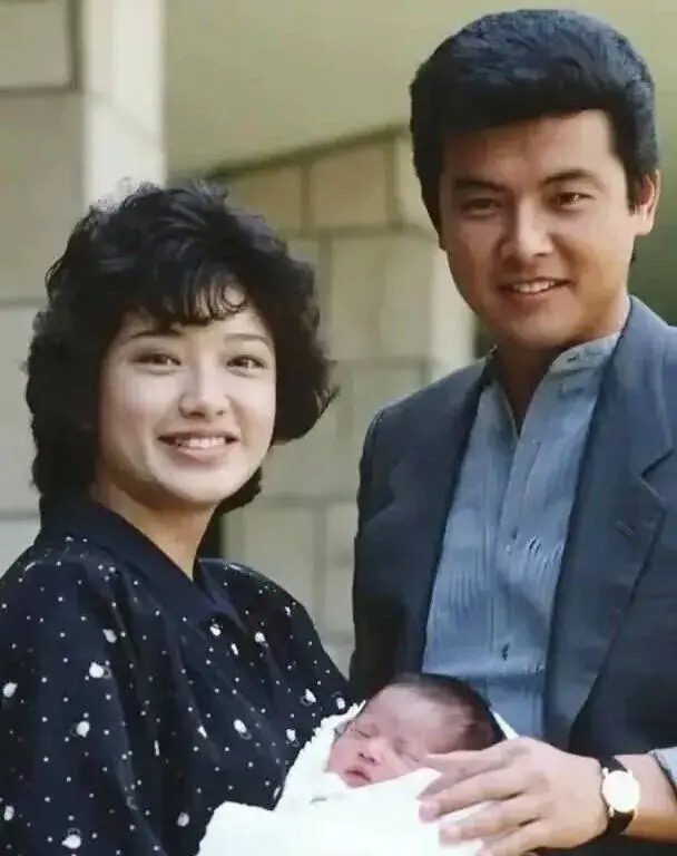 山口百惠也老了，一袭黑衣挡不住臃肿身材