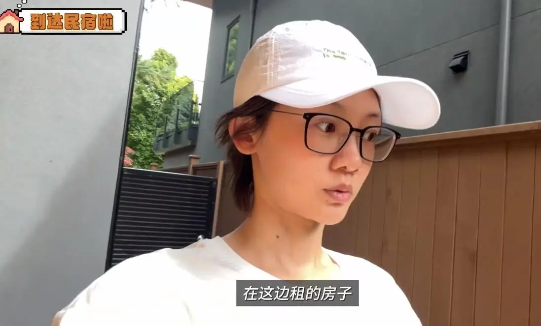 苗苗分享一家人在温哥华生活，住的是别墅，只带老大老二没带老三