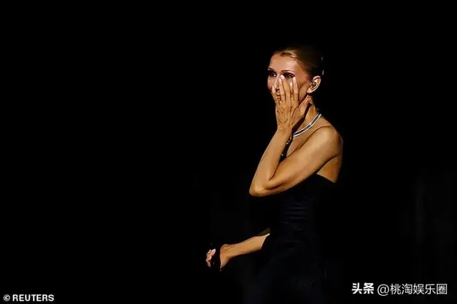 患罕见病4年，58岁席琳·迪翁巴黎开唱，泪洒现场
