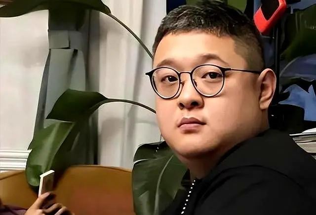 35岁傅彪独子，住豪宅生活富裕，独身满头白发，与母亲一同为伴