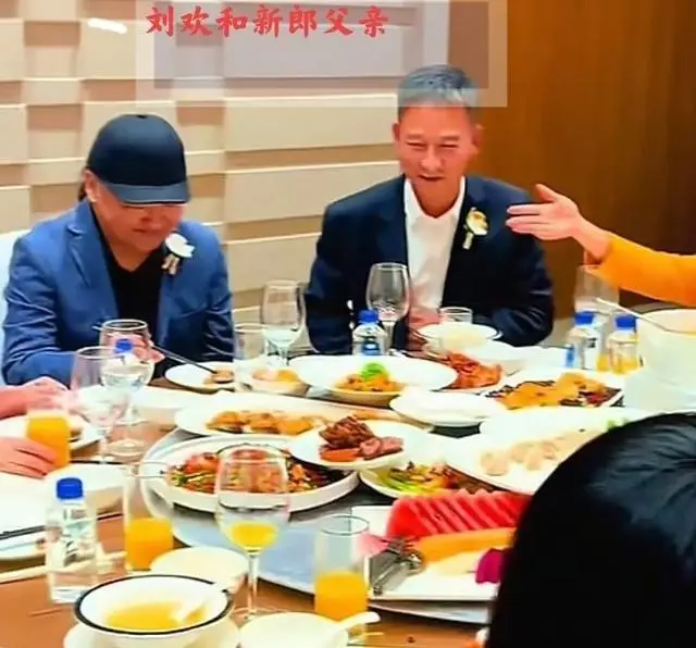 34岁刘欢女儿红发纹身办婚礼，刘欢戴帽子穿花西装被批随意，网友：音乐世家咋被说没文化