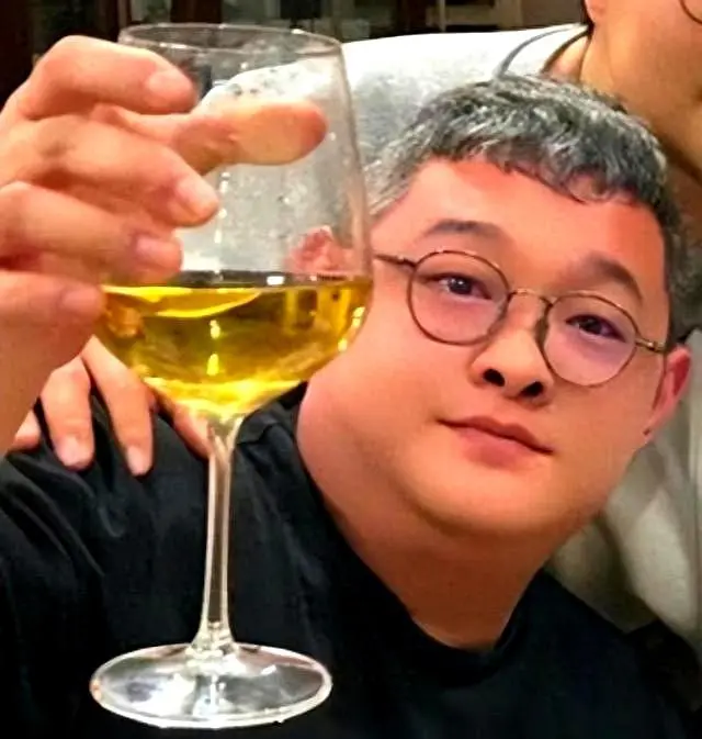 35岁傅彪独子，住豪宅生活富裕，独身满头白发，与母亲一同为伴