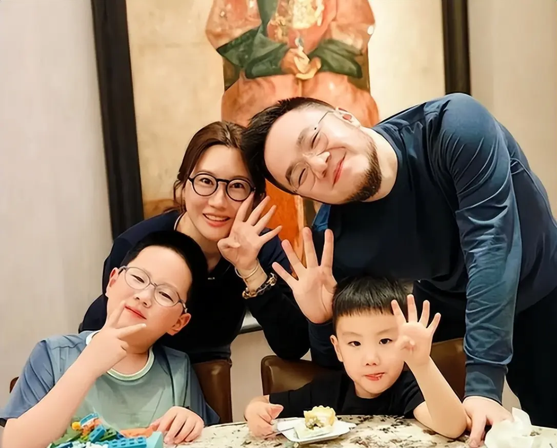 宋丹丹66大寿！亿元豪宅里全是鲜花气球，两个孙子陪着她，很幸福