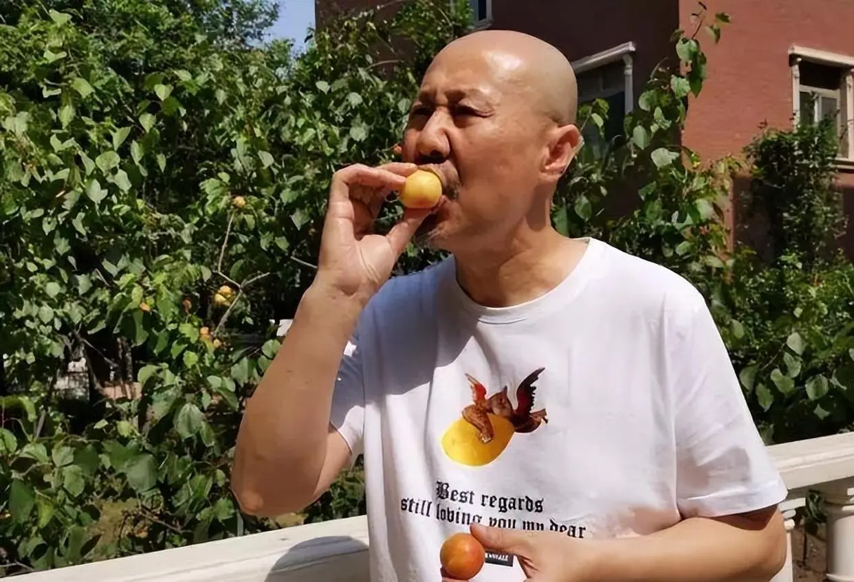 66岁腾格尔晚年生活曝光：定居北京独栋别墅，坚持戒酒十六年，把老来得子儿子宠成宝