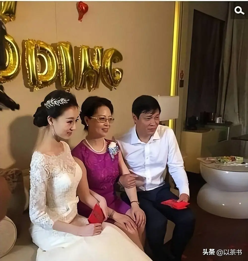 与范志毅离婚后，如今的她嫁英国人生俩儿子，与女儿范斯晶常联系