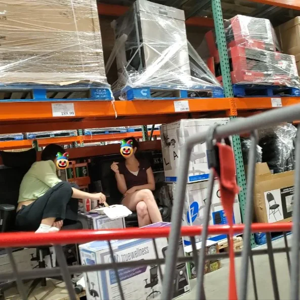 加拿大一对男女在Costco货架当“私人餐厅”!照片炸翻全网