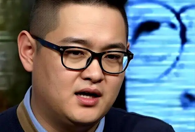 35岁傅彪独子，住豪宅生活富裕，独身满头白发，与母亲一同为伴