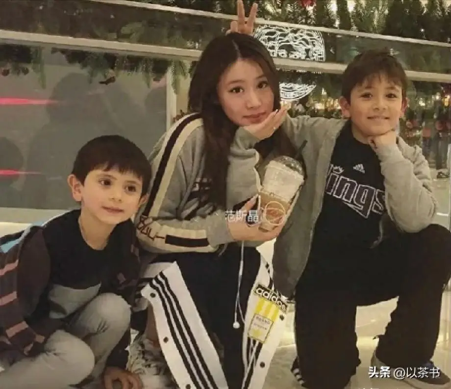 与范志毅离婚后，如今的她嫁英国人生俩儿子，与女儿范斯晶常联系