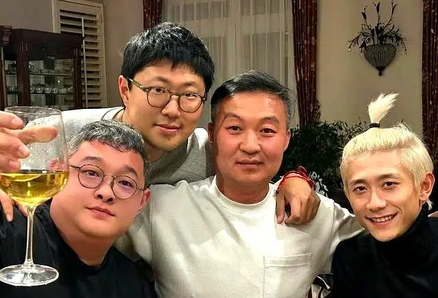 35岁傅彪独子，住豪宅生活富裕，独身满头白发，与母亲一同为伴