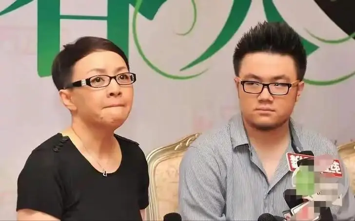 宋丹丹66大寿！亿元豪宅里全是鲜花气球，两个孙子陪着她，很幸福