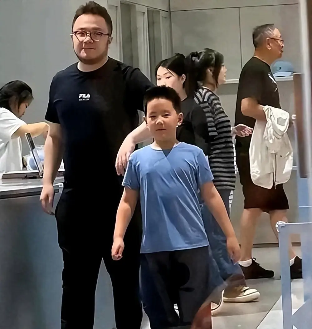 宋丹丹66大寿！亿元豪宅里全是鲜花气球，两个孙子陪着她，很幸福