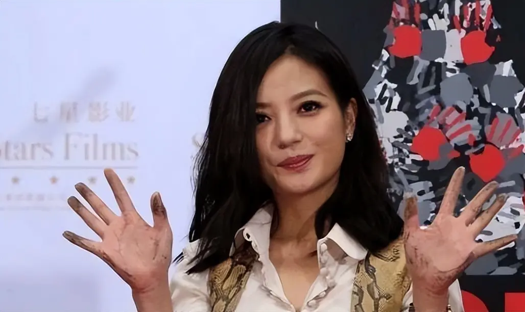 比没钱更糟糕！封杀5年赵薇近况曝光，经济状况被扒，她再难翻身