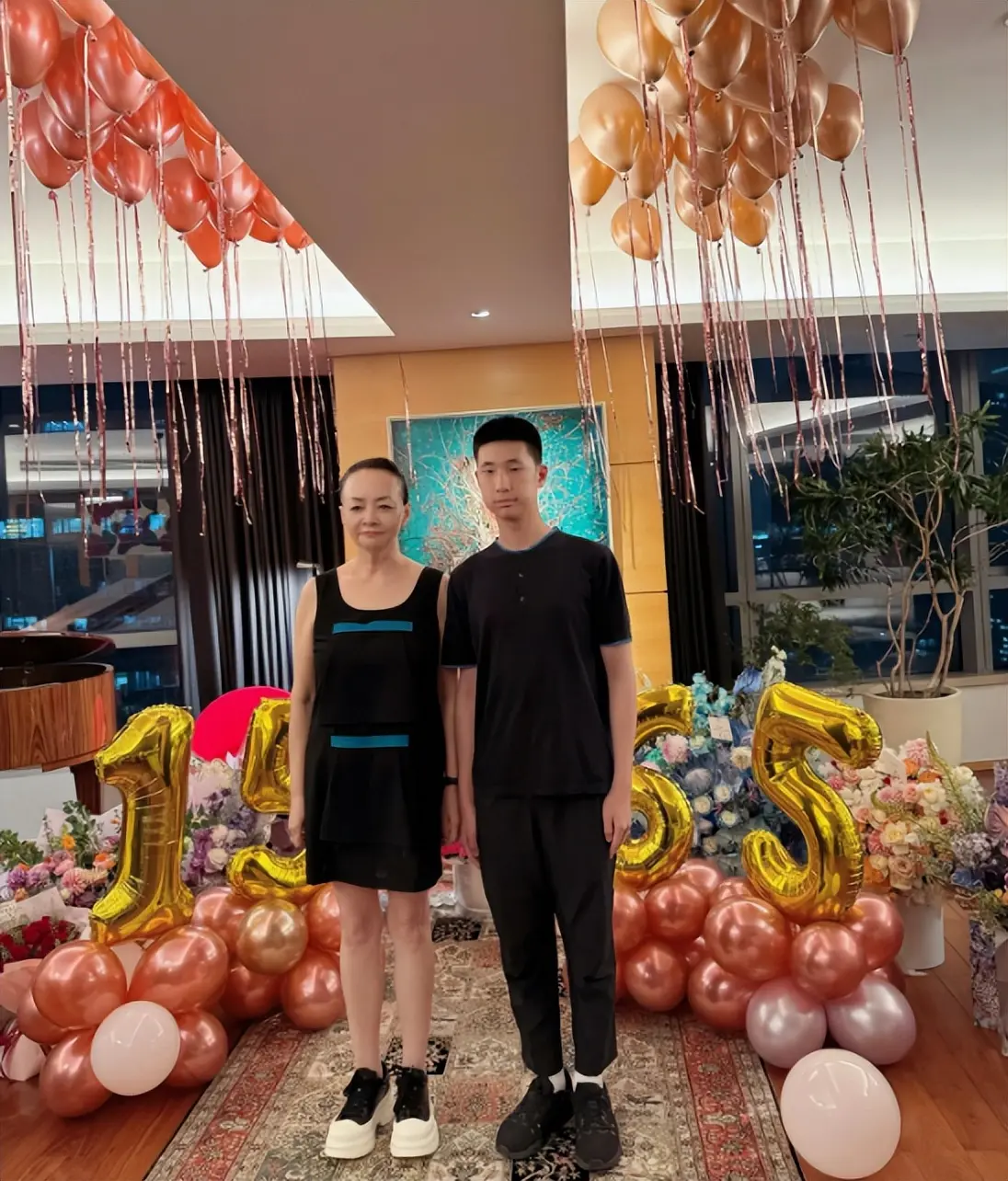 宋丹丹66大寿！亿元豪宅里全是鲜花气球，两个孙子陪着她，很幸福