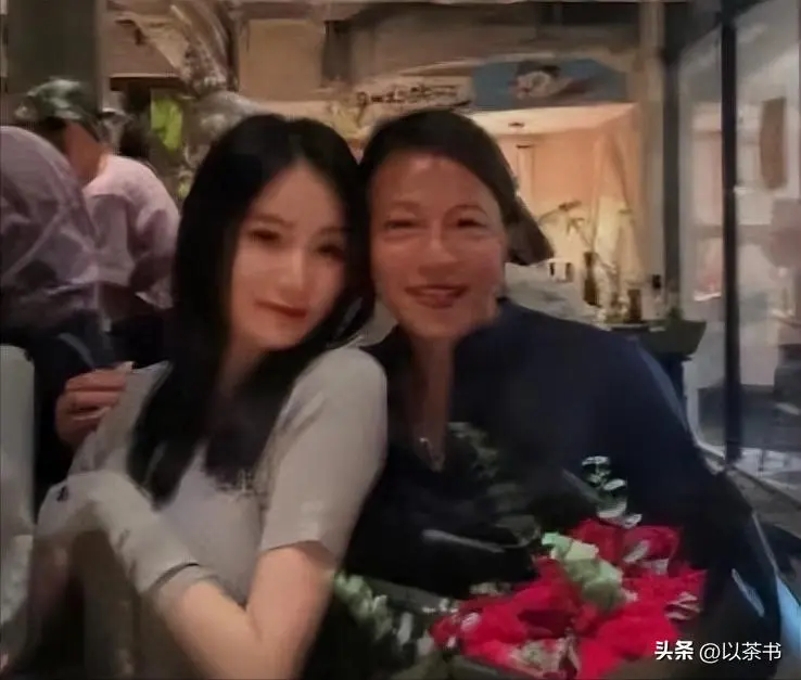 与范志毅离婚后，如今的她嫁英国人生俩儿子，与女儿范斯晶常联系