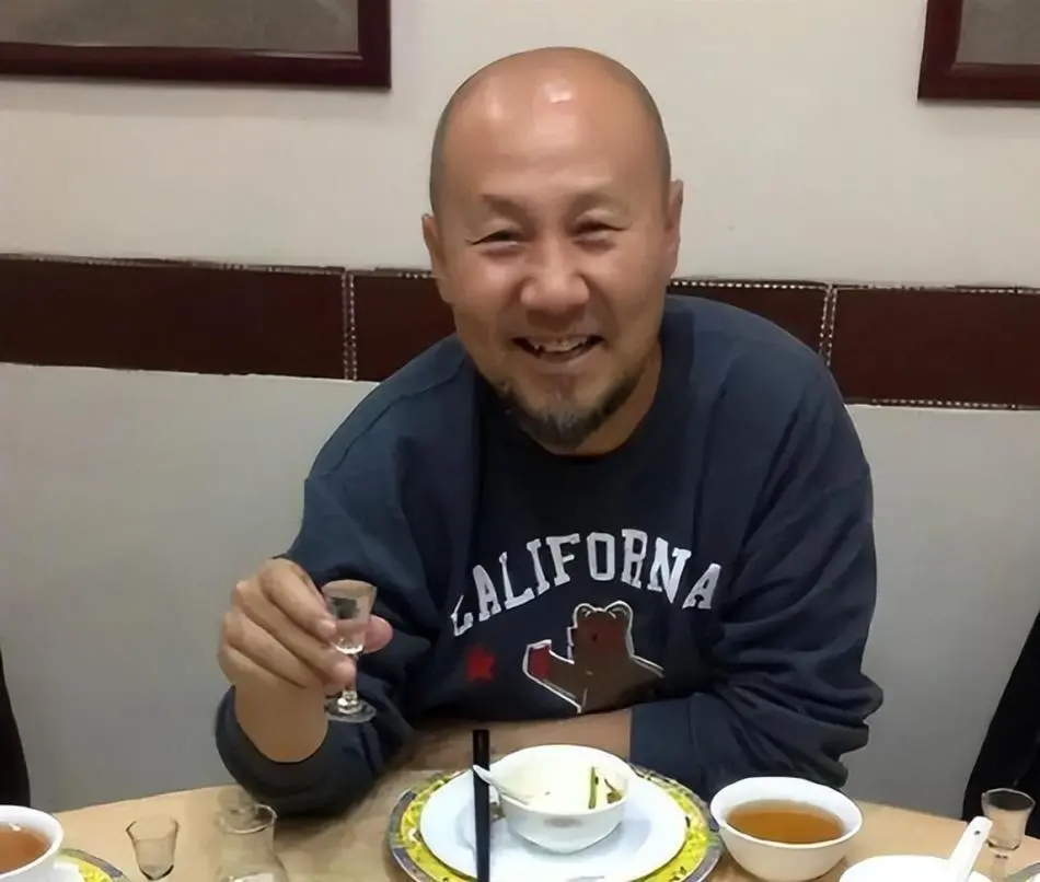 66岁腾格尔晚年生活曝光：定居北京独栋别墅，坚持戒酒十六年，把老来得子儿子宠成宝