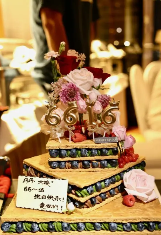 宋丹丹66大寿！亿元豪宅里全是鲜花气球，两个孙子陪着她，很幸福