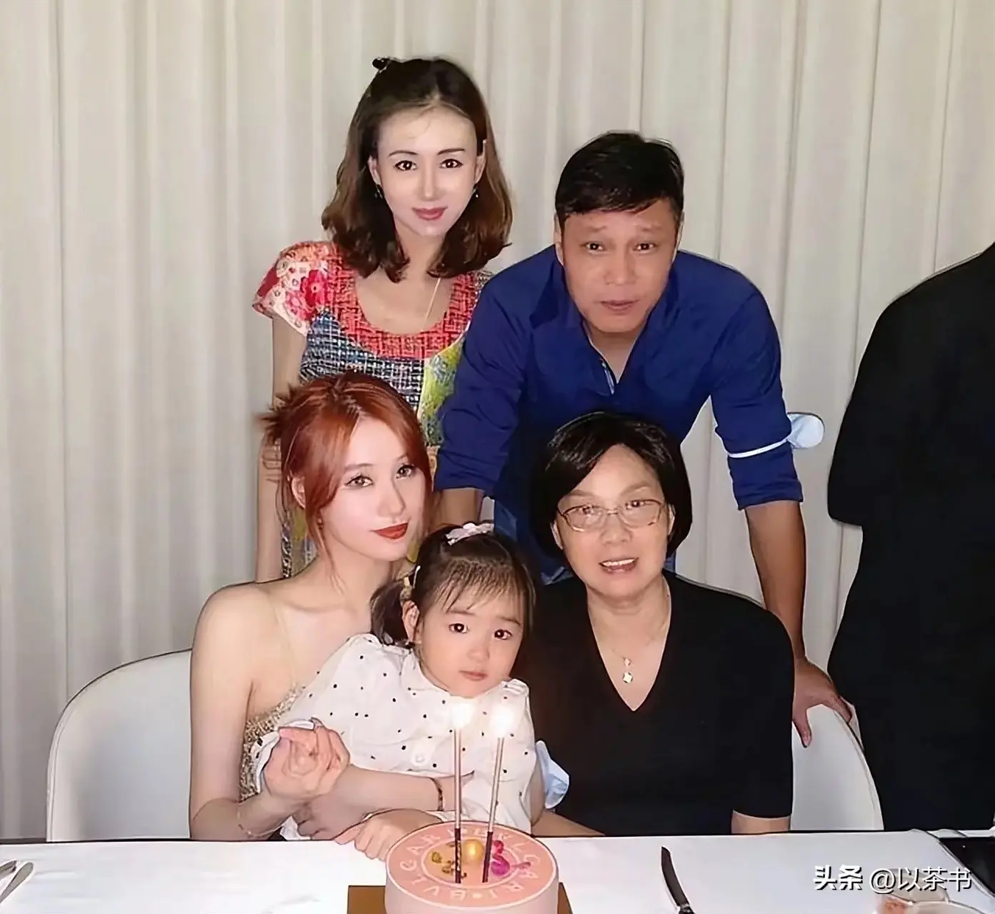 与范志毅离婚后，如今的她嫁英国人生俩儿子，与女儿范斯晶常联系