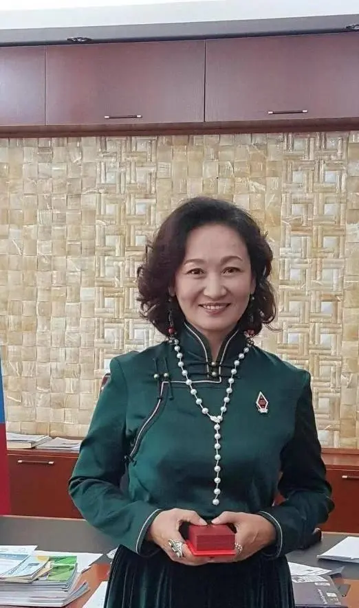 66岁腾格尔晚年生活曝光：定居北京独栋别墅，坚持戒酒十六年，把老来得子儿子宠成宝