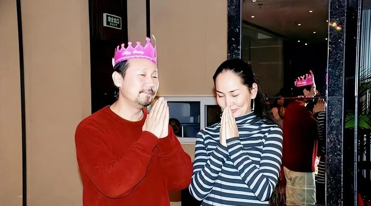 66岁腾格尔晚年生活曝光：定居北京独栋别墅，坚持戒酒十六年，把老来得子儿子宠成宝
