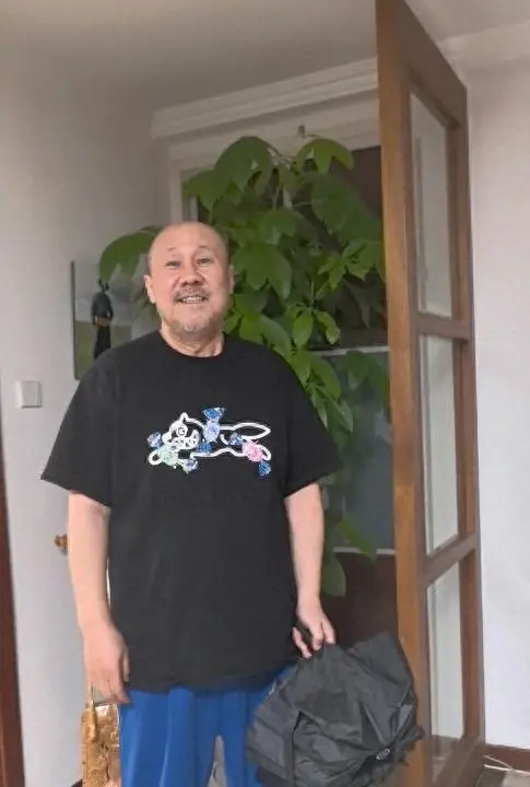 66岁腾格尔晚年生活曝光：定居北京独栋别墅，坚持戒酒十六年，把老来得子儿子宠成宝