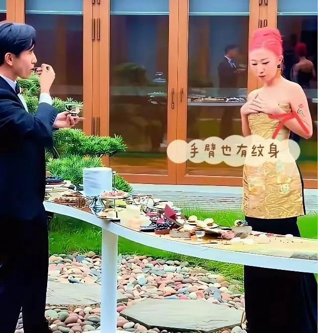 34岁刘欢女儿红发纹身办婚礼，刘欢戴帽子穿花西装被批随意，网友：音乐世家咋被说没文化