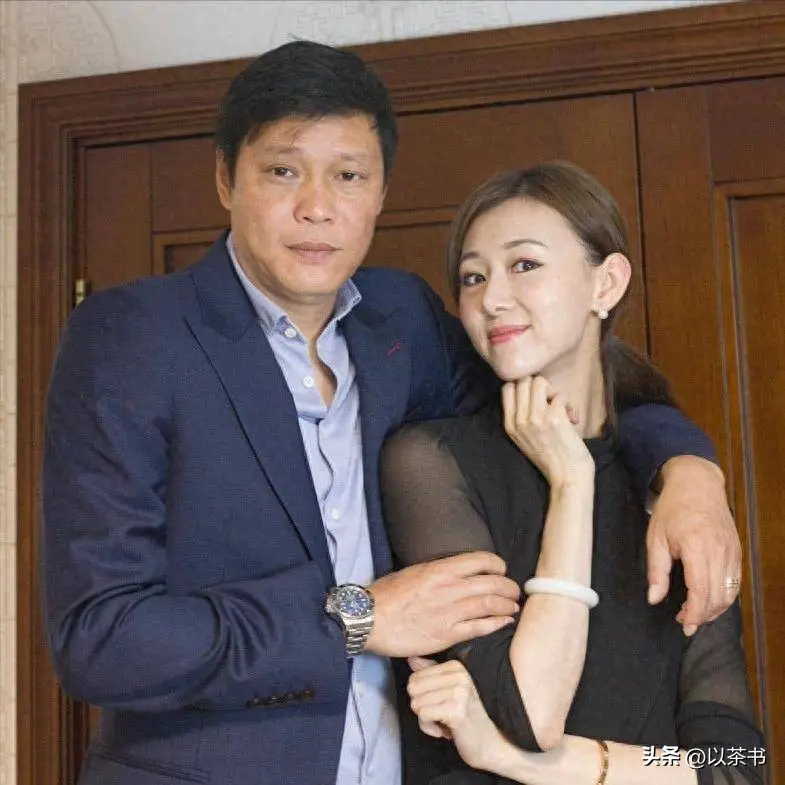 与范志毅离婚后，如今的她嫁英国人生俩儿子，与女儿范斯晶常联系