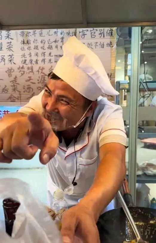 “沈腾在合肥开炒饭摊” 36岁的他还没开口 顾客先笑了