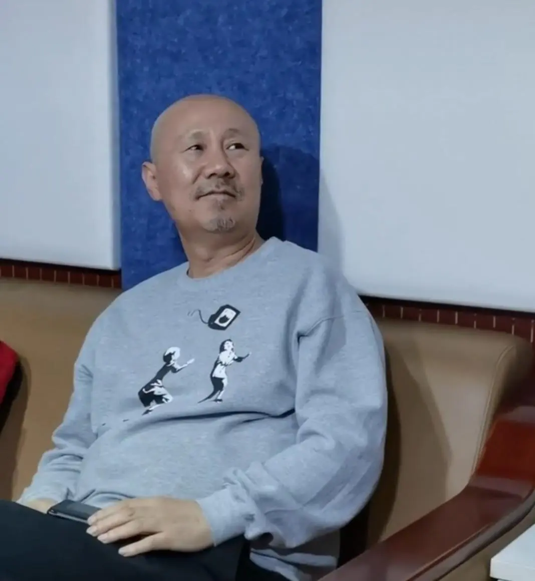 66岁腾格尔晚年生活曝光：定居北京独栋别墅，坚持戒酒十六年，把老来得子儿子宠成宝