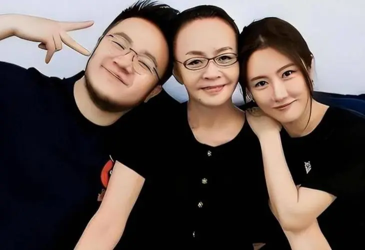 宋丹丹66大寿！亿元豪宅里全是鲜花气球，两个孙子陪着她，很幸福