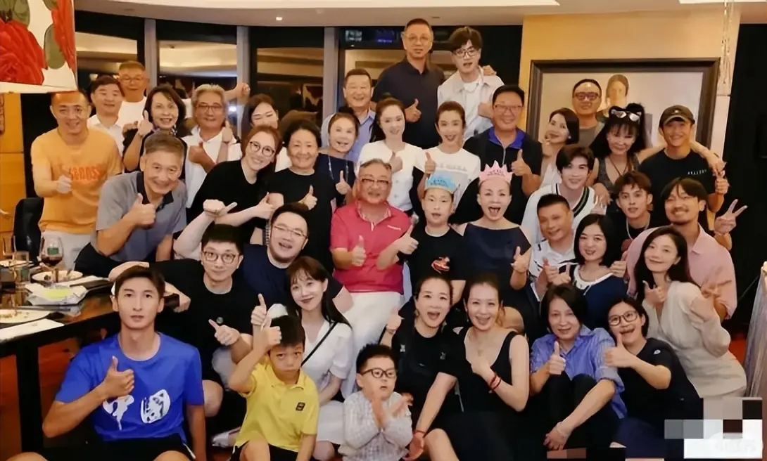 宋丹丹66大寿！亿元豪宅里全是鲜花气球，两个孙子陪着她，很幸福