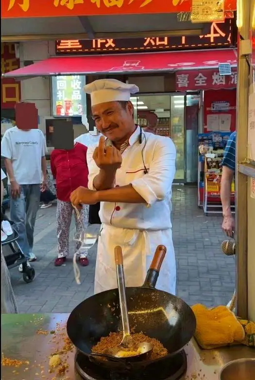 “沈腾在合肥开炒饭摊” 36岁的他还没开口 顾客先笑了