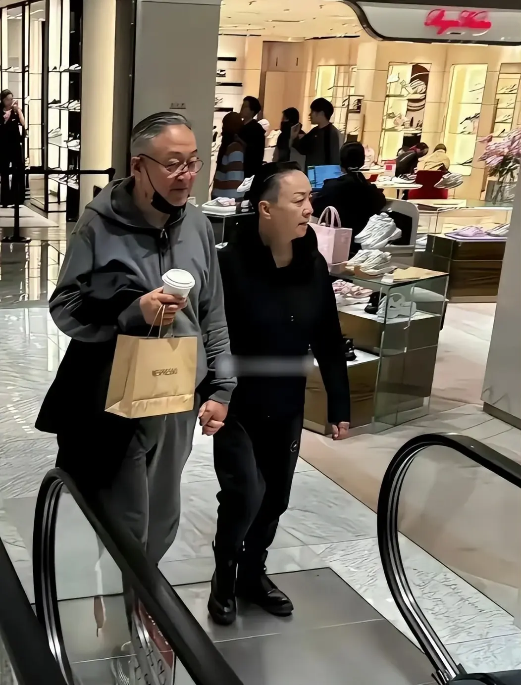 宋丹丹66大寿！亿元豪宅里全是鲜花气球，两个孙子陪着她，很幸福