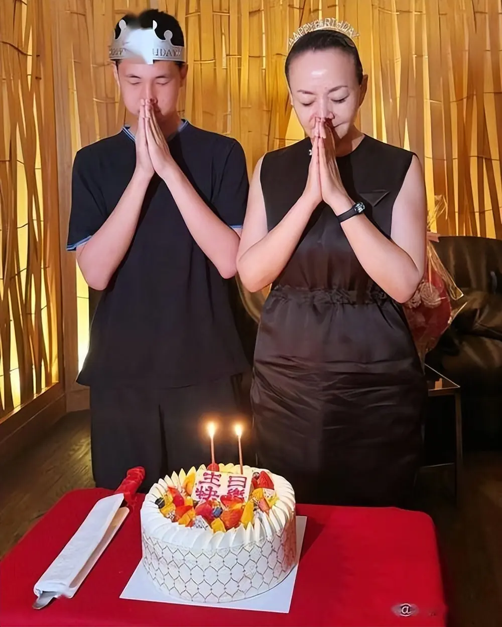 宋丹丹66大寿！亿元豪宅里全是鲜花气球，两个孙子陪着她，很幸福